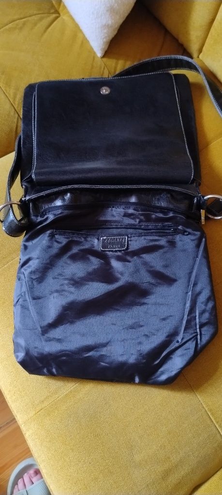 Czarna, duża, pojemna torba listonoszka, crossbody