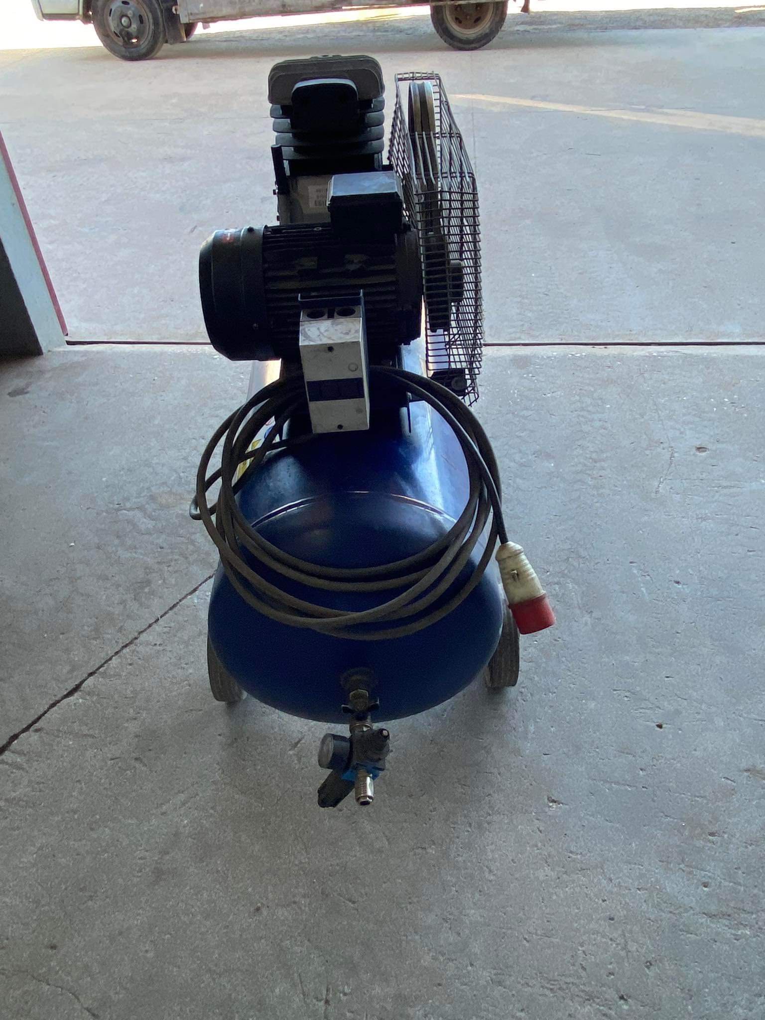 Vendo compressor 200L