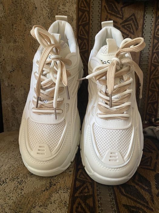 Кросівки спортивне взуття жіноче 38 розмір