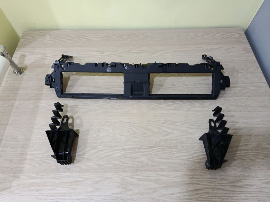 Audi A4 B9 Кріплення Направляюча Решітки Радіатора Пружинка