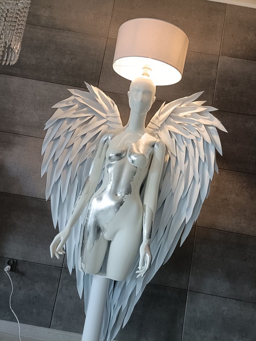 Lampa anioł stojąca