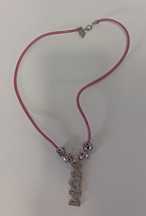 Colar pingente "MOM"