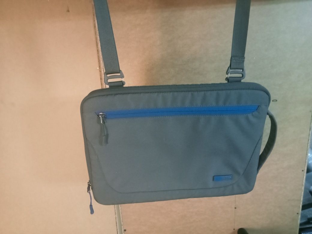 Torba na laptop do 11", producent stm.

Torba posiada wewnętrzną kiesz