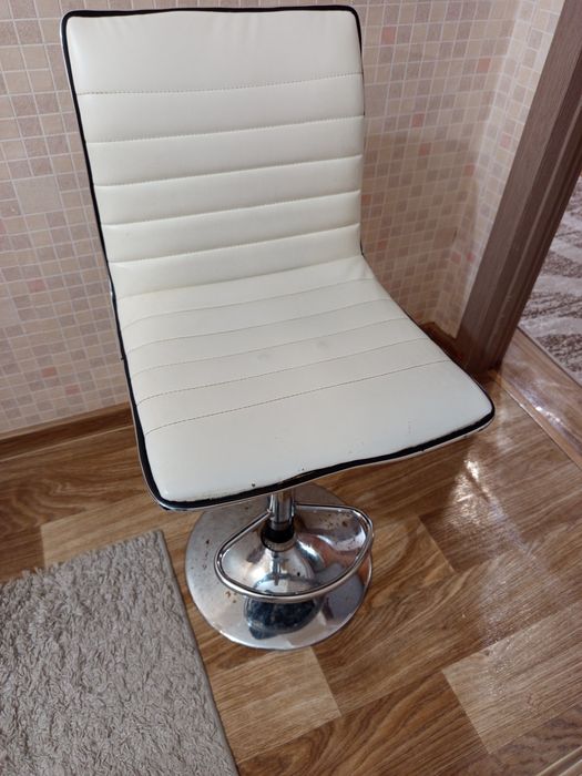 Продам  три однакових стільці.