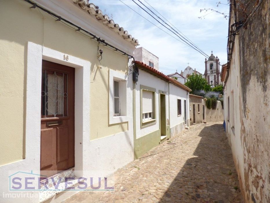 Casa tradicional com uma área total de 48 m2, localizada no centro ...