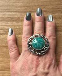 Srebrny pierścionek z zielonym oczkiem