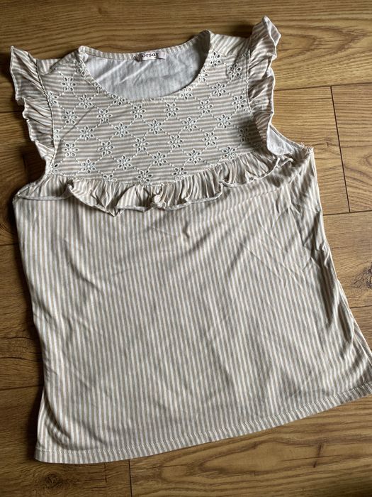 Bluzka w biało bezowe paski z haftem koronka