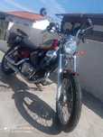 Mota yamaha com capacetes e casaca