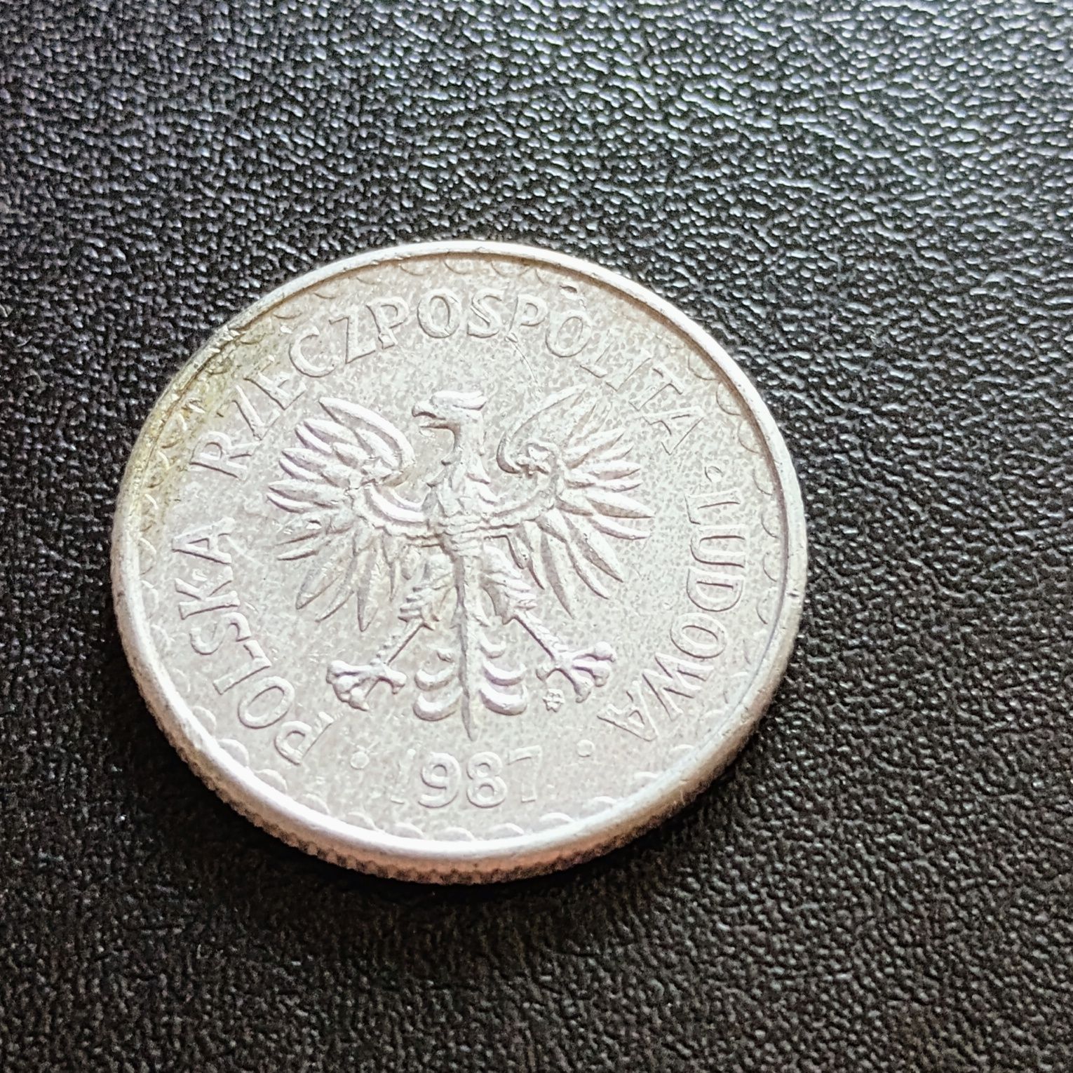Obiegowa moneta z PRL-U, o nominale 1 złoty 1987 r. Destrukt.