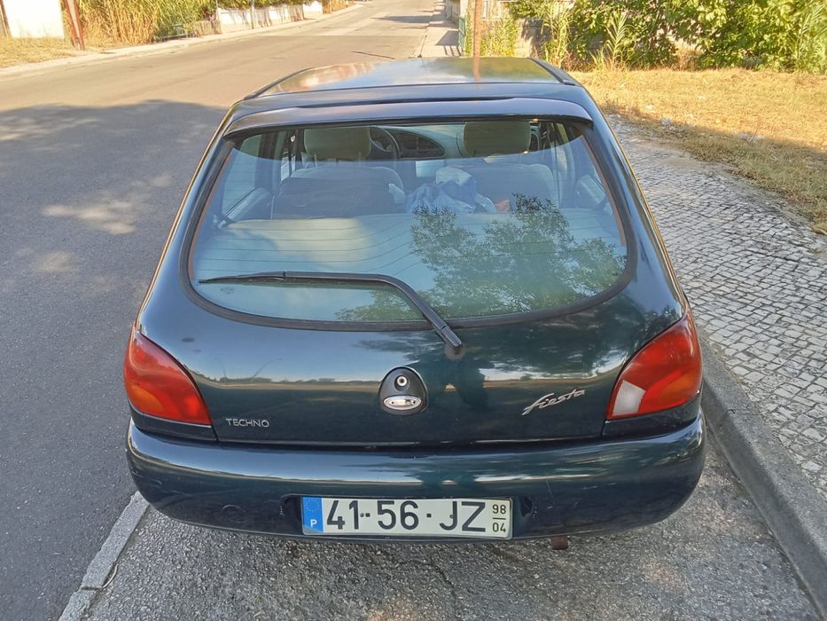 Está a venda este Ford fiesta
