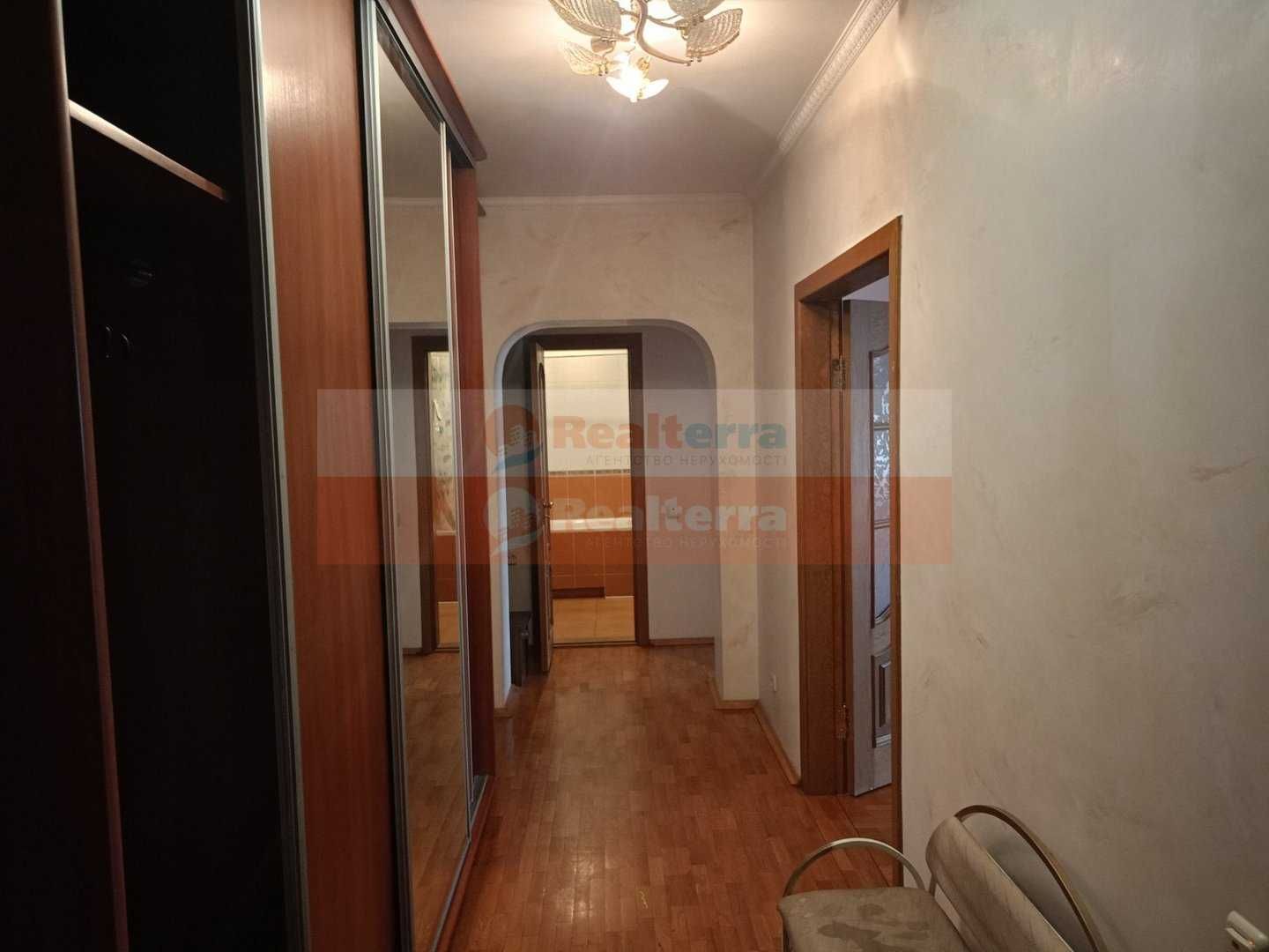 2 к, Киев, Дарница, ул. Ревуцкого 5
