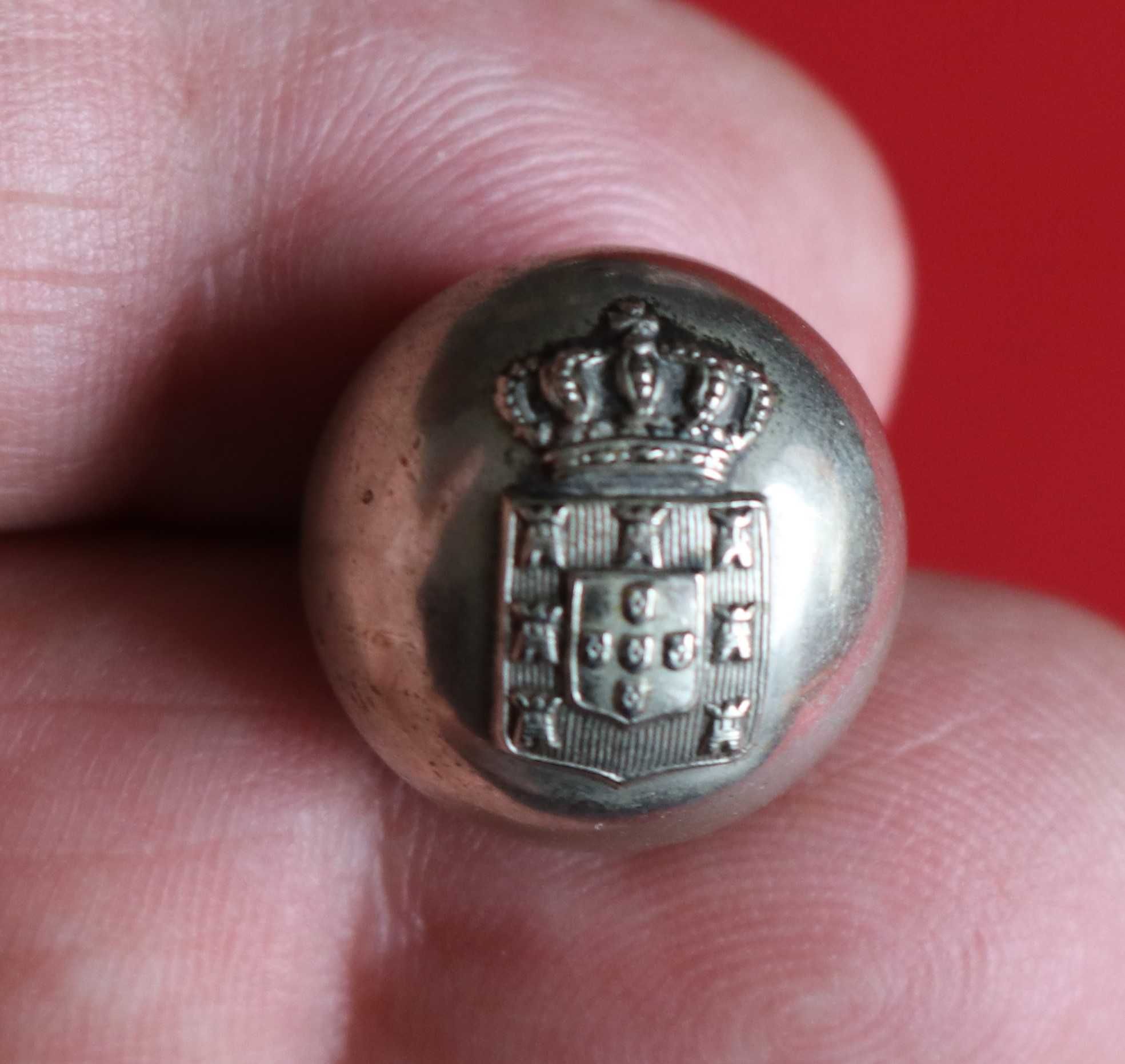 Botão esférico com Armas Reais de Portugal, raro