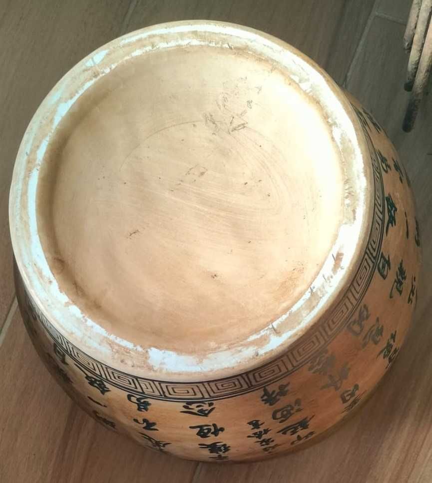 Vaso em terracota, com motivos chineses