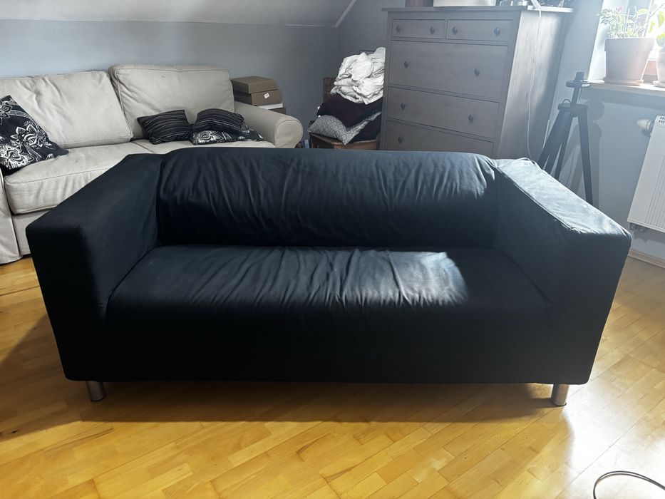 Sofa Ikea z czerownym pokrowcem