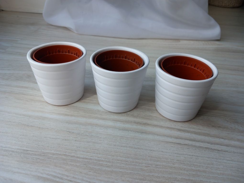 3 małe, białe osłonki ceramiczne dla rośliny, na doniczkę