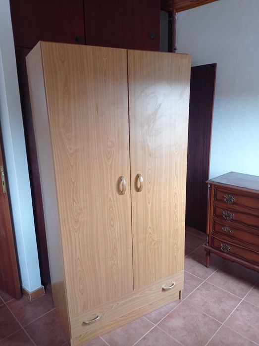Guarda fatos de duas portas