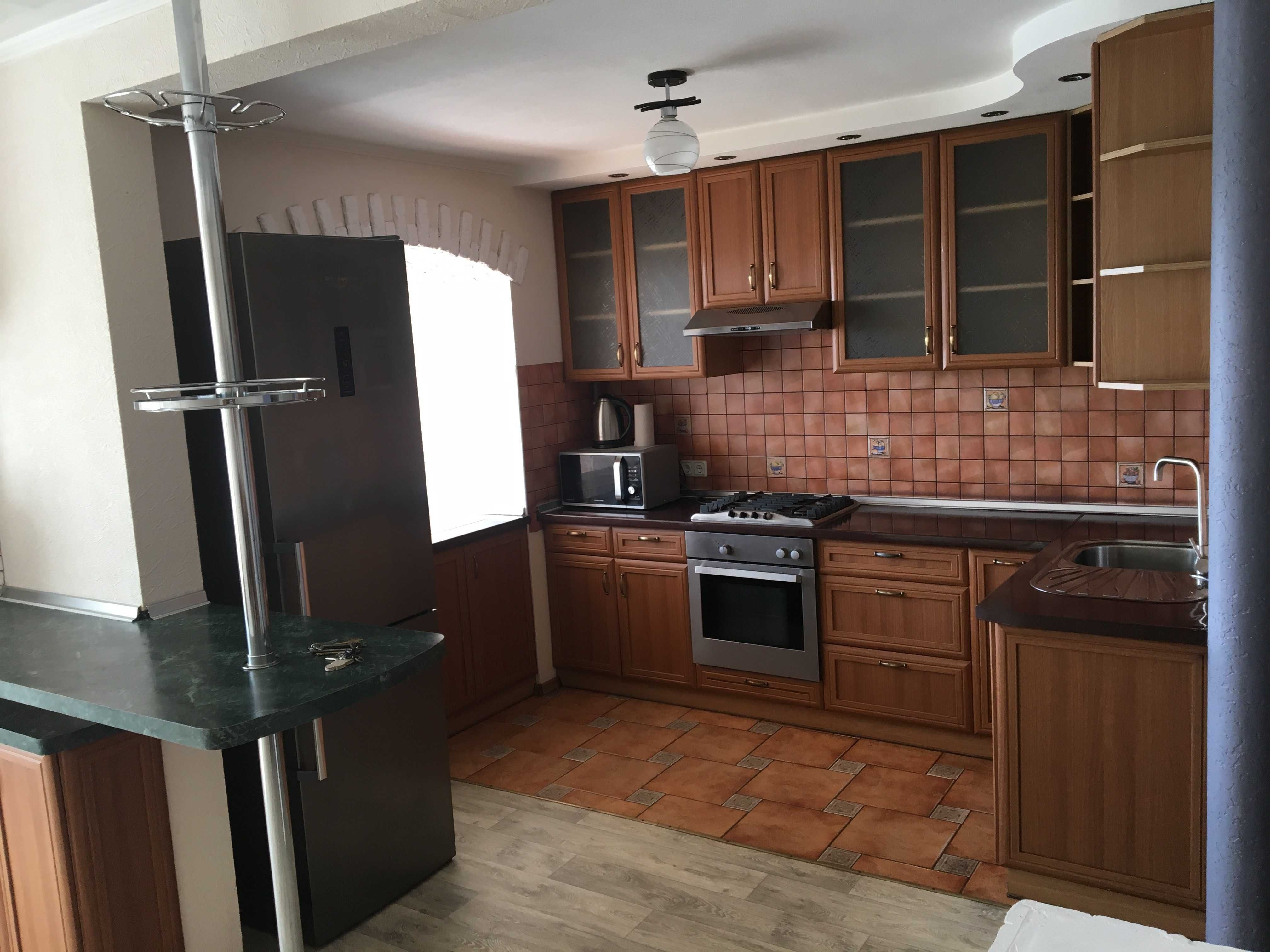 Продам 4-комнатную квартиру 100 м², ул. Алексеевская 14Б