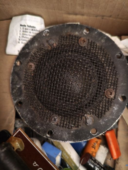 Cx com alguns componentes q so raram de crossovers e 2 medios agudos