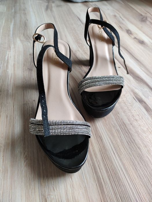 Czarne buty na obcasie