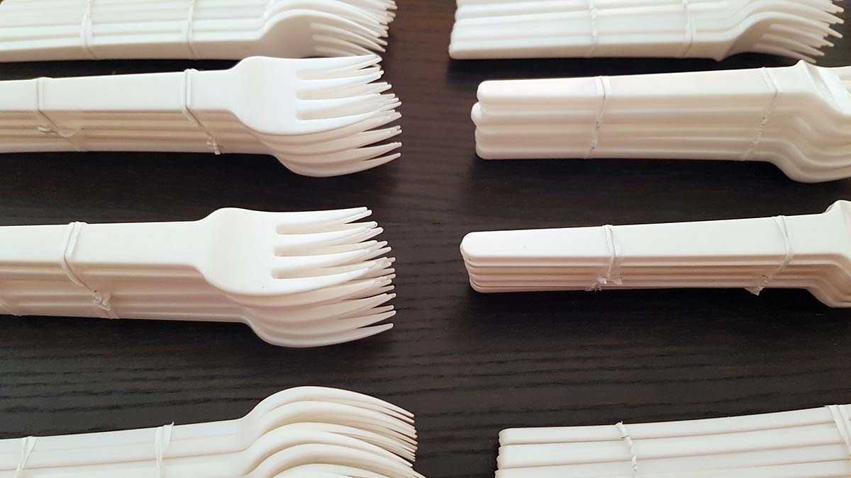 225 garfos pretos e brancos de plástico