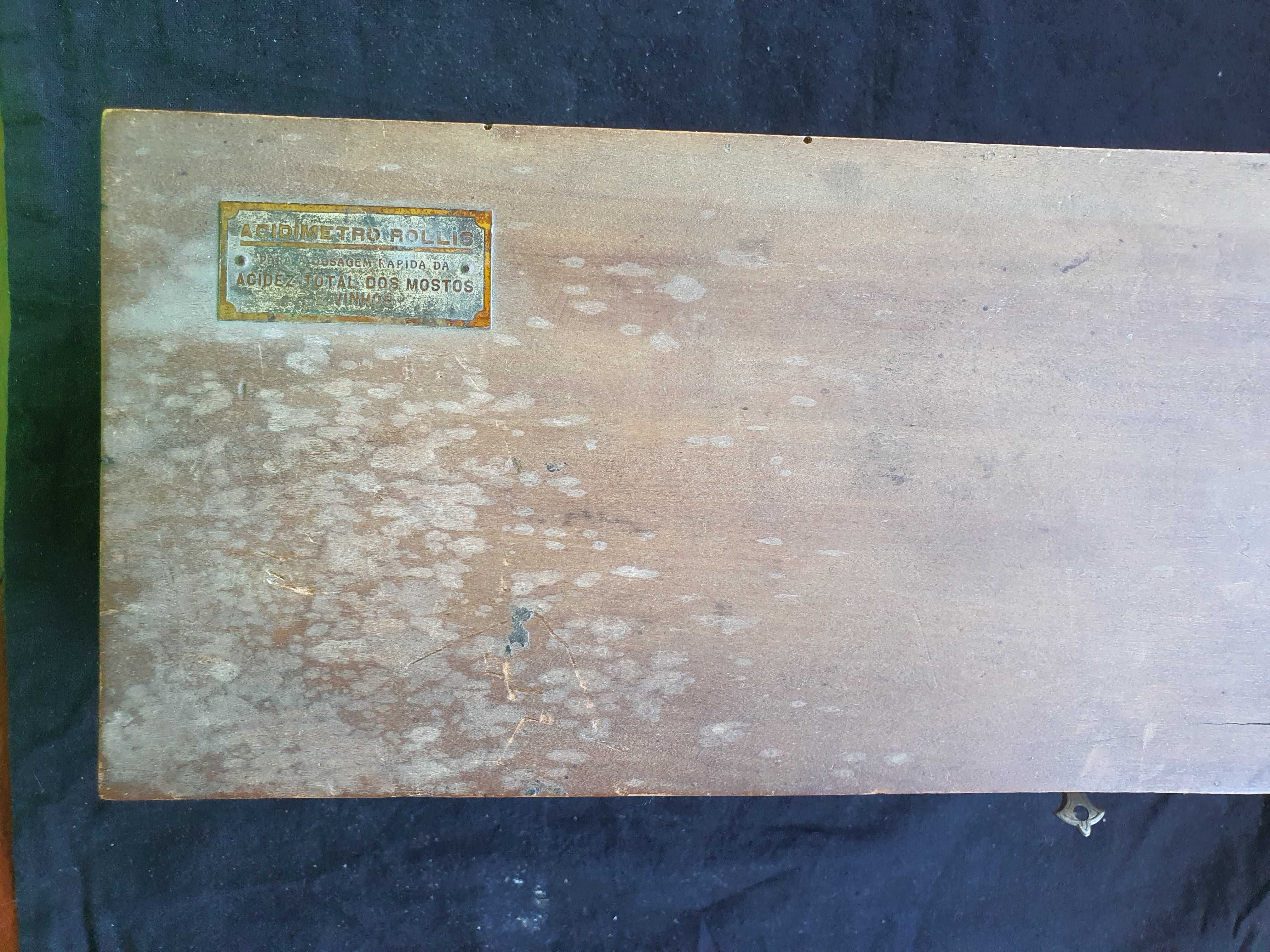 Caixa vintage em madeira com material laboratorial
