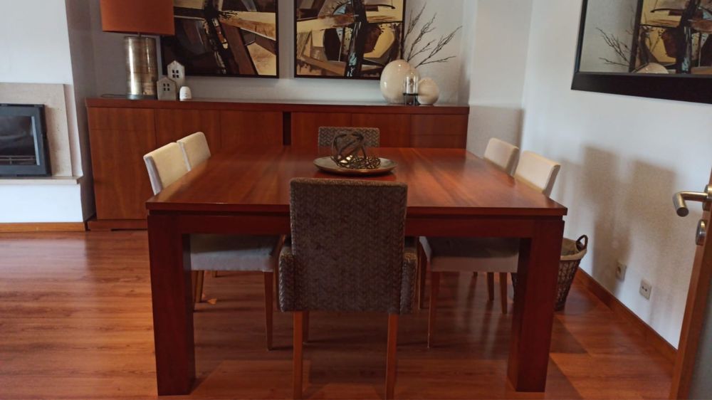 Aparador + mesa + 4 cadeiras + espelho