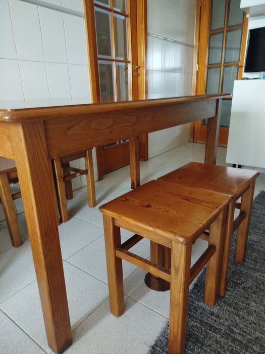 Mesa e quatro bancos de cozinha em madeira