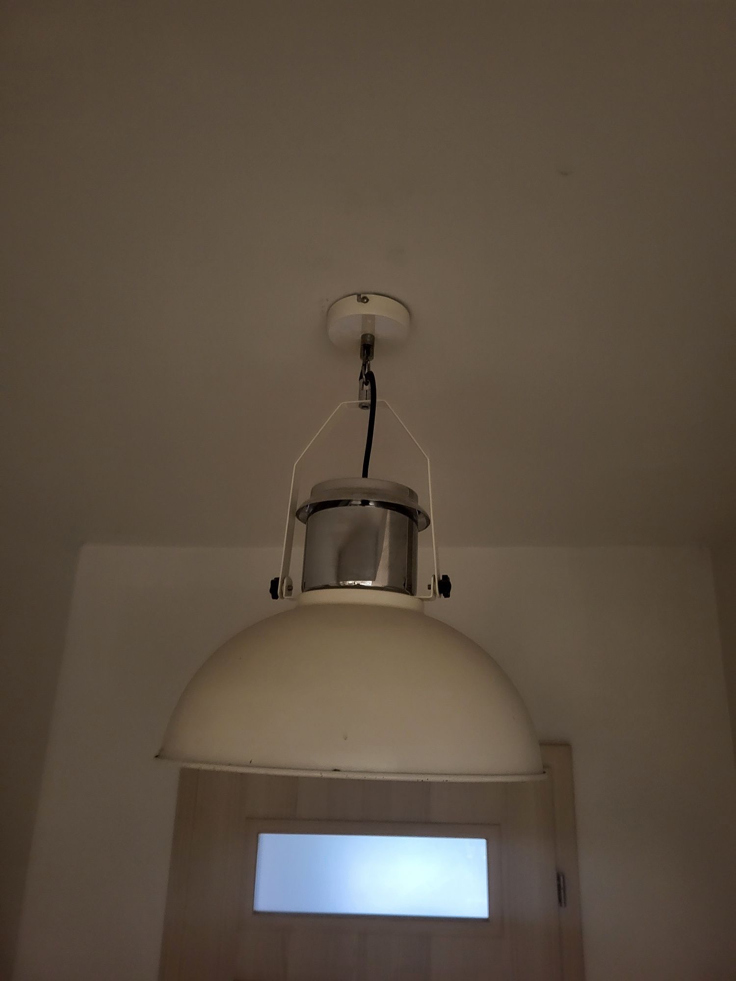 Loftowa chromowana lampa wisząca biała i szara