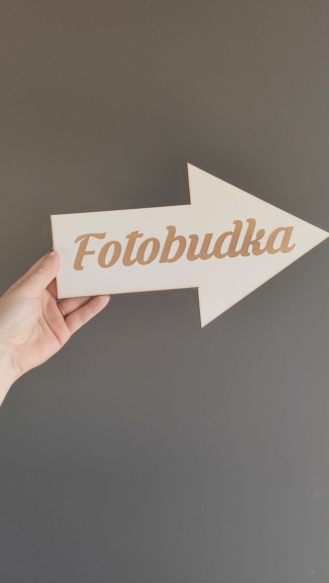 Napis drogowskaz Fotobudka pozostałości po weselu
