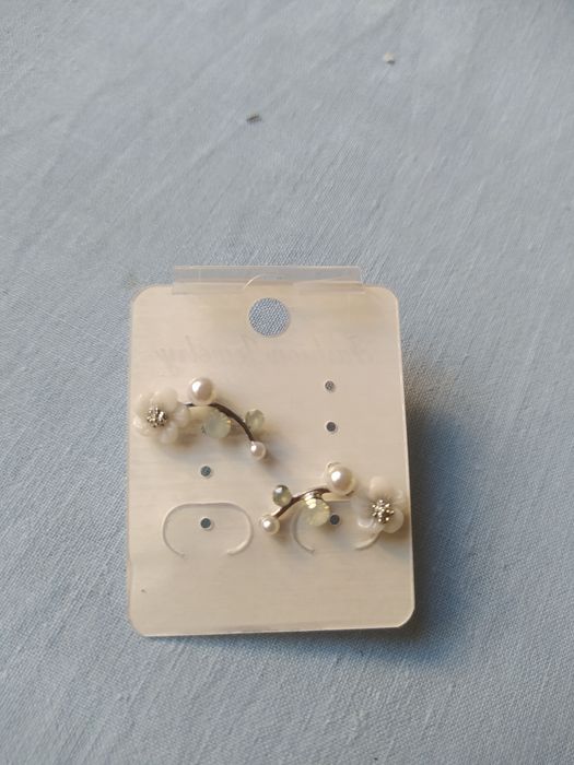 Brincos prateados com flores brancas e pérolas NOVOS