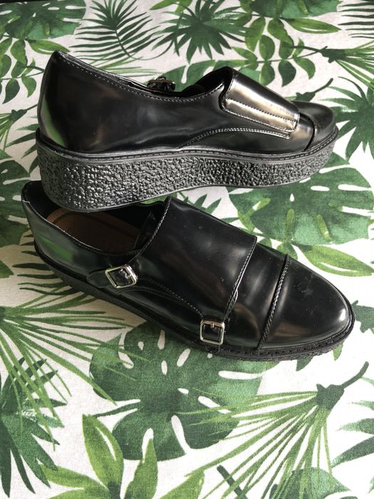 Sapato fechado com salto mediano.