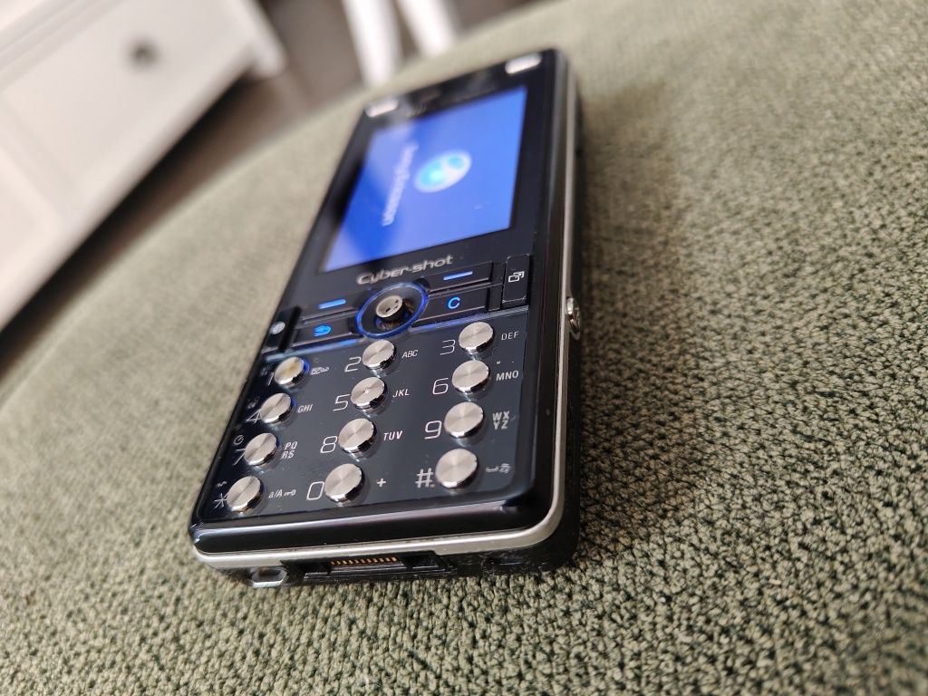 Sony Ericsson K810i + pudełko, ladowarka, słuchawki, smycz, dokumenty