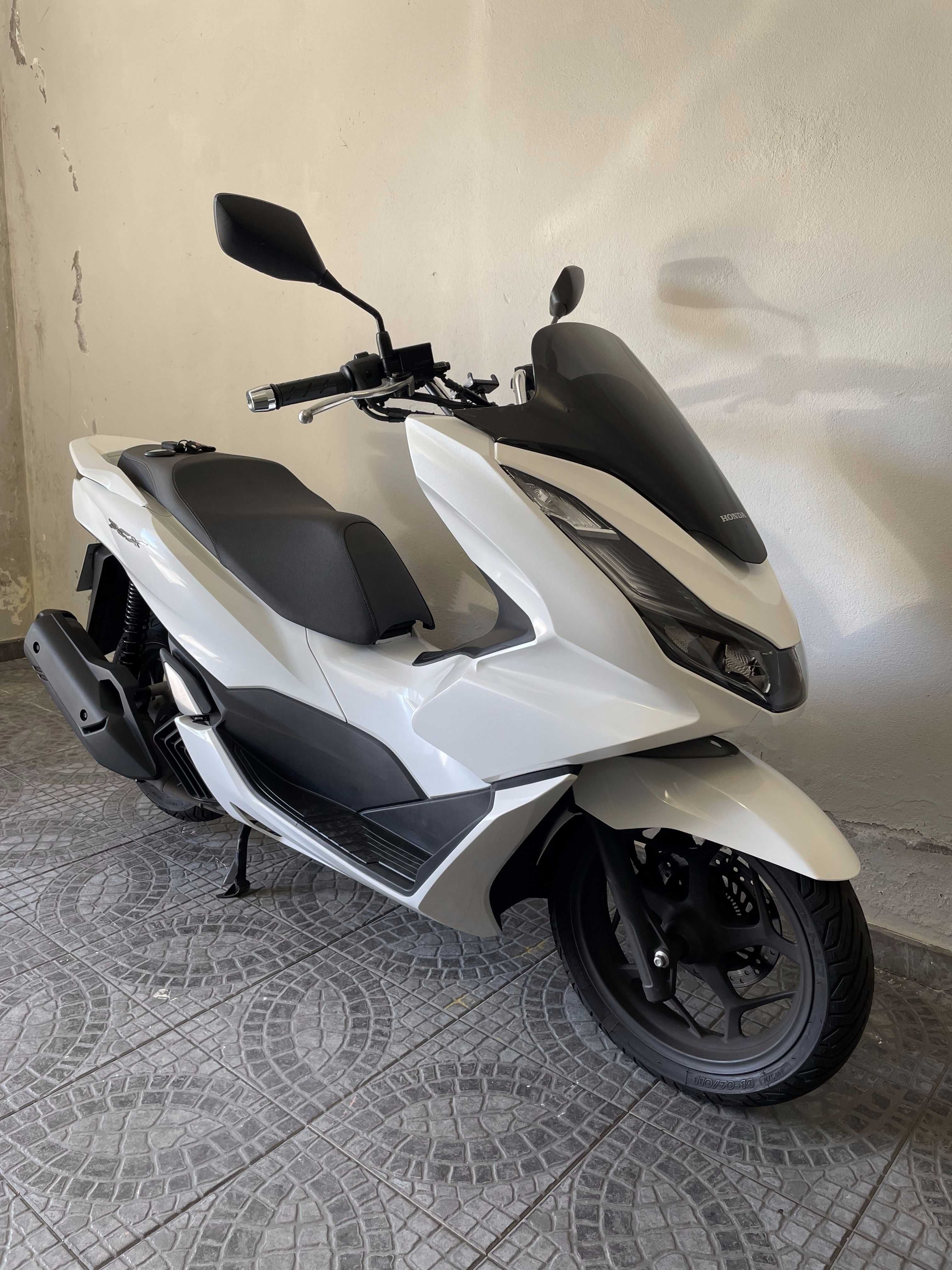 Honda PCX 2022 como nova