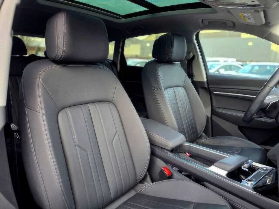 Audi e-tron      2022