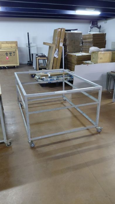 3 Bancadas trabalho/exposição em ferro pintado ( algumas com tampo mdf