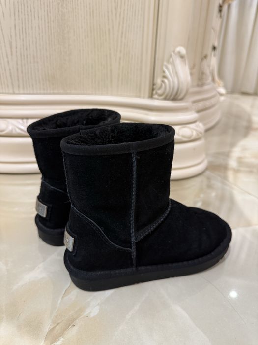 Чорні замшеві черевики-уггі від бренду Ttts Fashion.