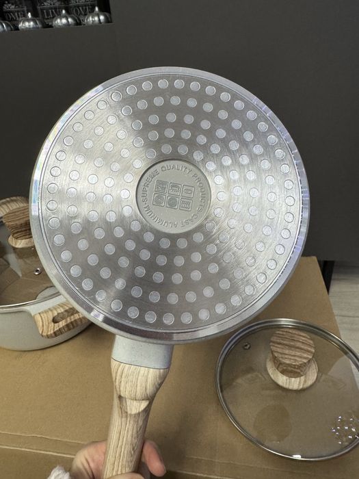 Zestaw naczyń i przyborów Wodillo - do wszystkich typów kuchni nowe