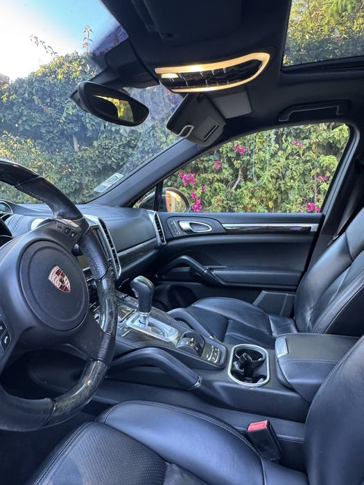 Porsche Cayenne muito estimado com pouco kms
