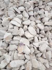 Kamień na skarpy skarpę skalniak głazy biały krem pastel
