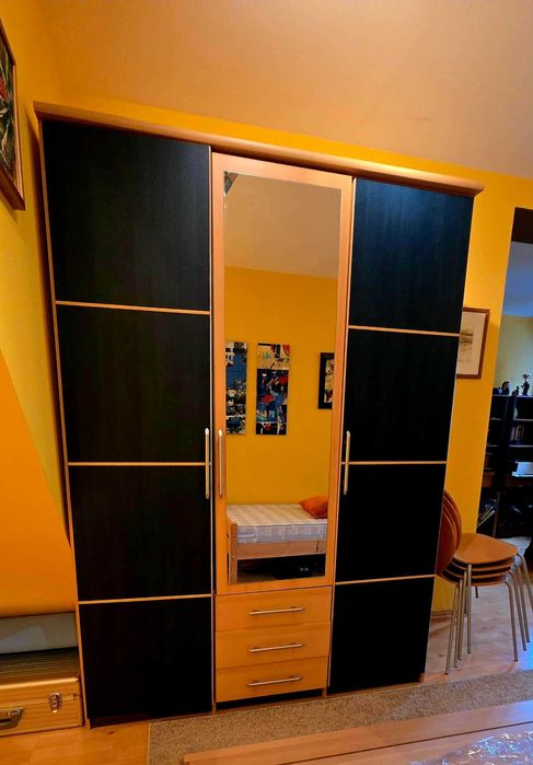 Ładna niebieska szafa z lustrem 59x151x205