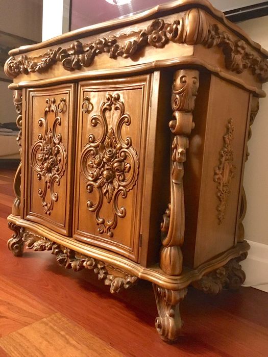 Komoda, bogato rzeźbiona