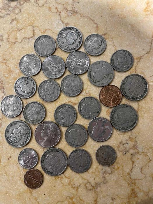 Moedas antigas portuguesas e de outras nacionalidades