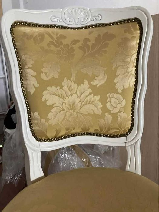 Cadeiras estofadas novas brancas