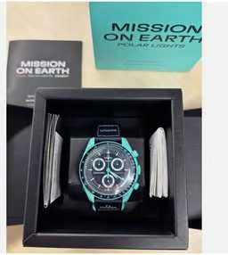 Omega x Swatch SO33L103: Błysk Polar Lights