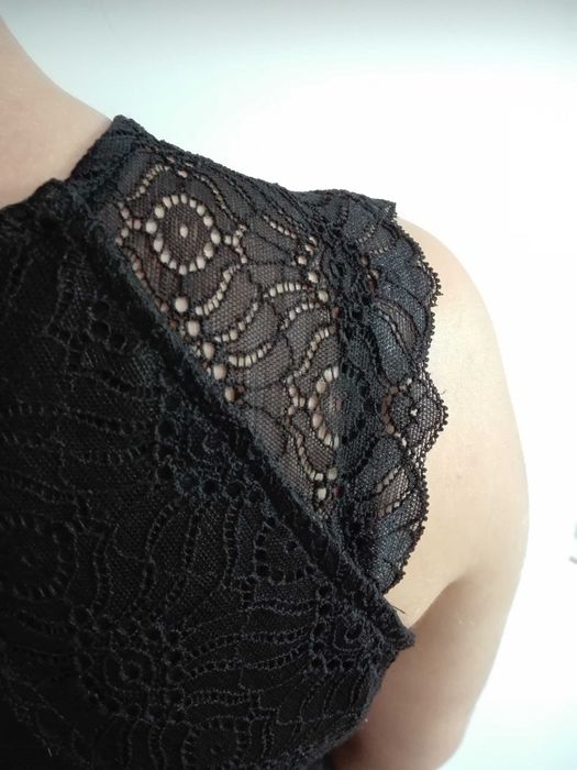 czarna sukienka S/M z H&M, mała czarna, wstawki z koronki