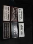 Várias placas metálicas decorativas