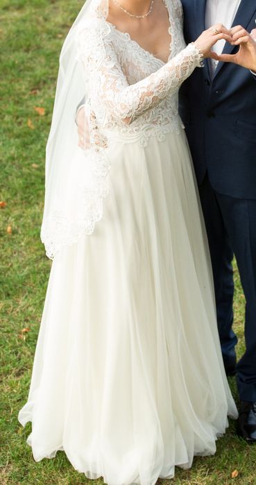 Suknia ślubna z welonem koronkowa z brokatem