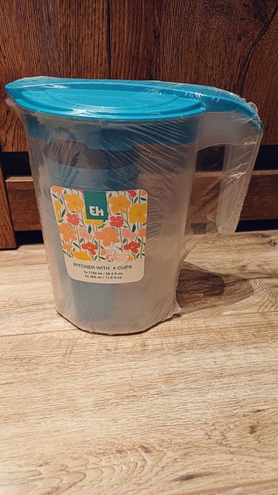 Dzbanek kubki plastikowe