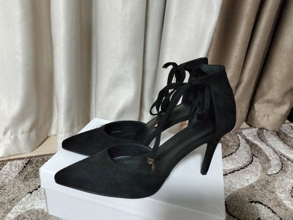 Туфлі з елегантними зав'язочками