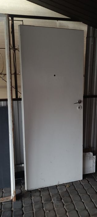 Pełne drzwi z ościeżnicą metalową